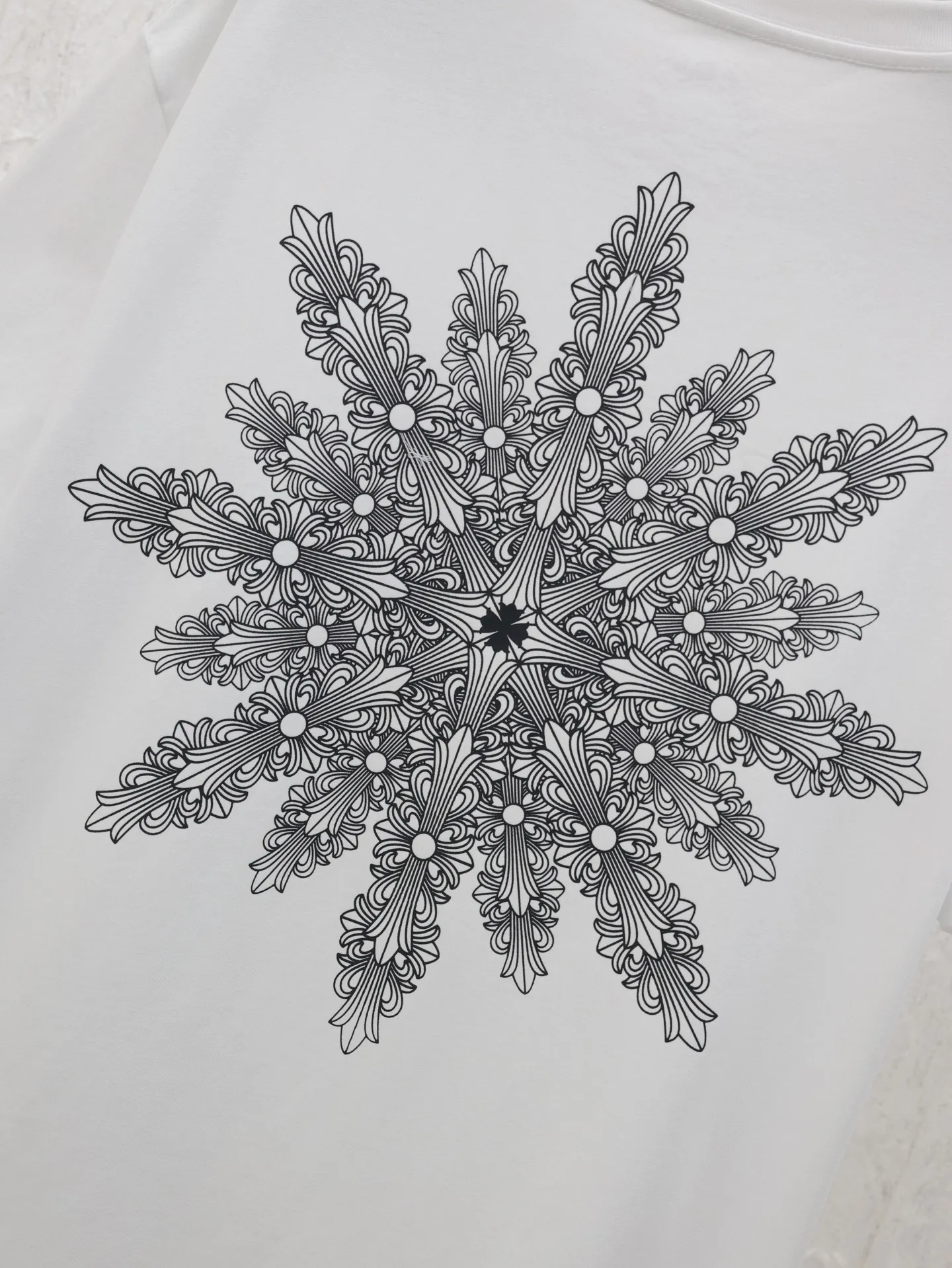 🅿️270 Come Hearts*/Cro Hearts 25SS back snowflake cross short-sleeved T-shirt. The fabric is made of 26-woven 200g cotton. The printing uses special imported slurry. Customized supporting accessories. Size: S/M/L